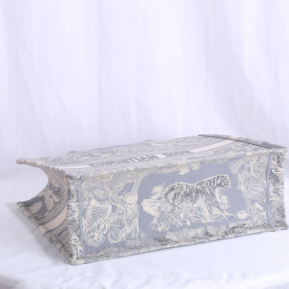 large D*or book tote