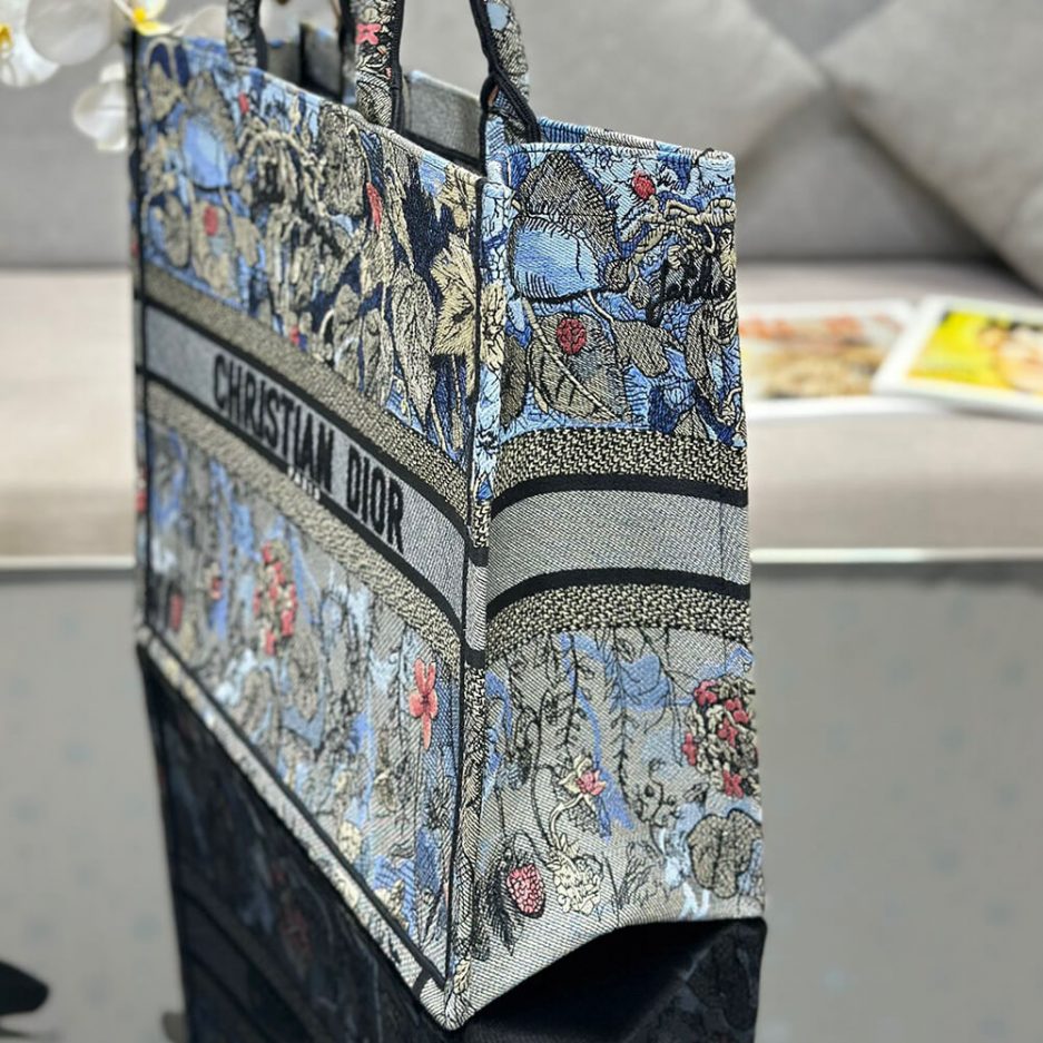 large D*or book tote