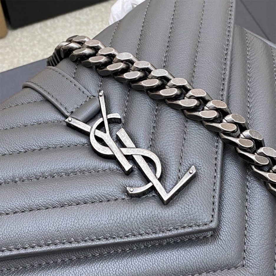 COLLEGE MEDIUM CHAIN BAG IN QUILTED LEATHER