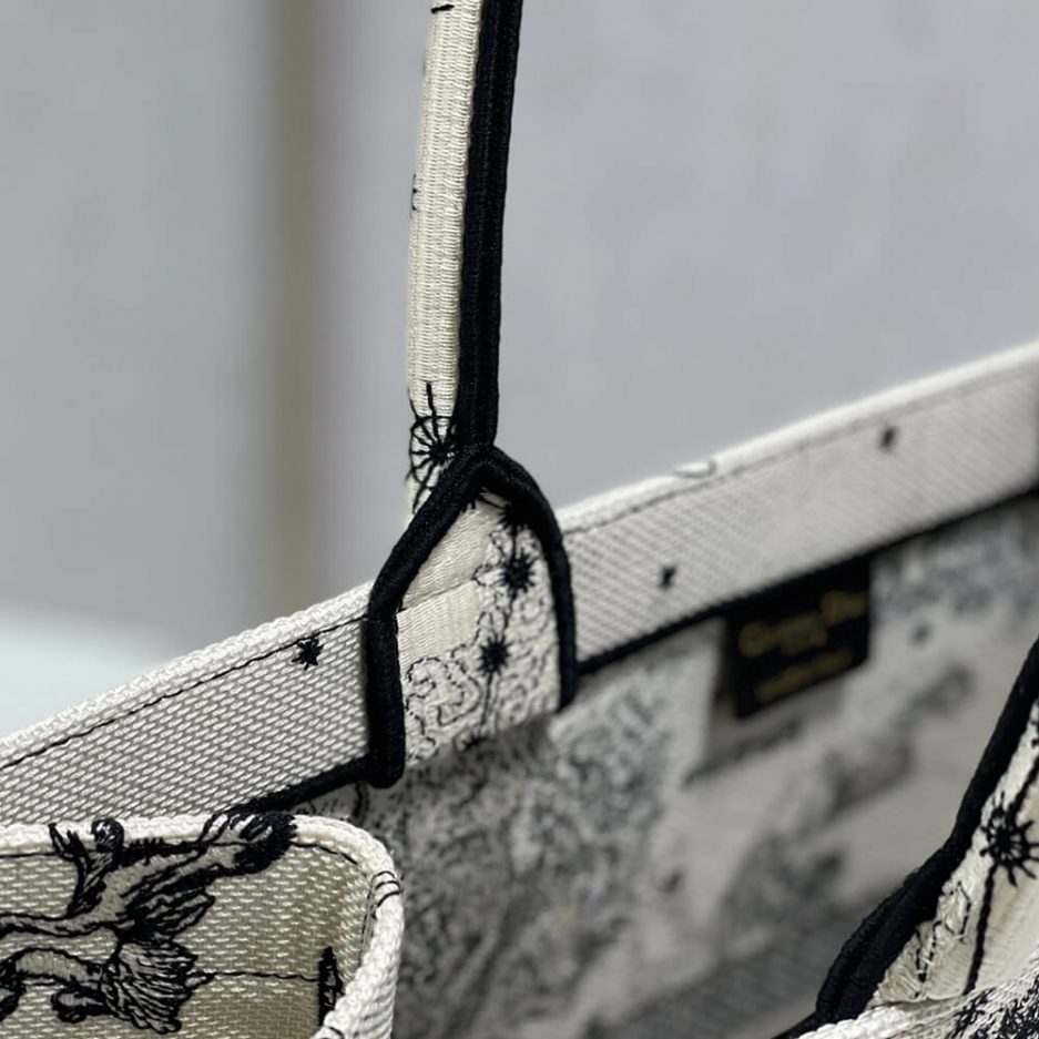 large D*or book tote