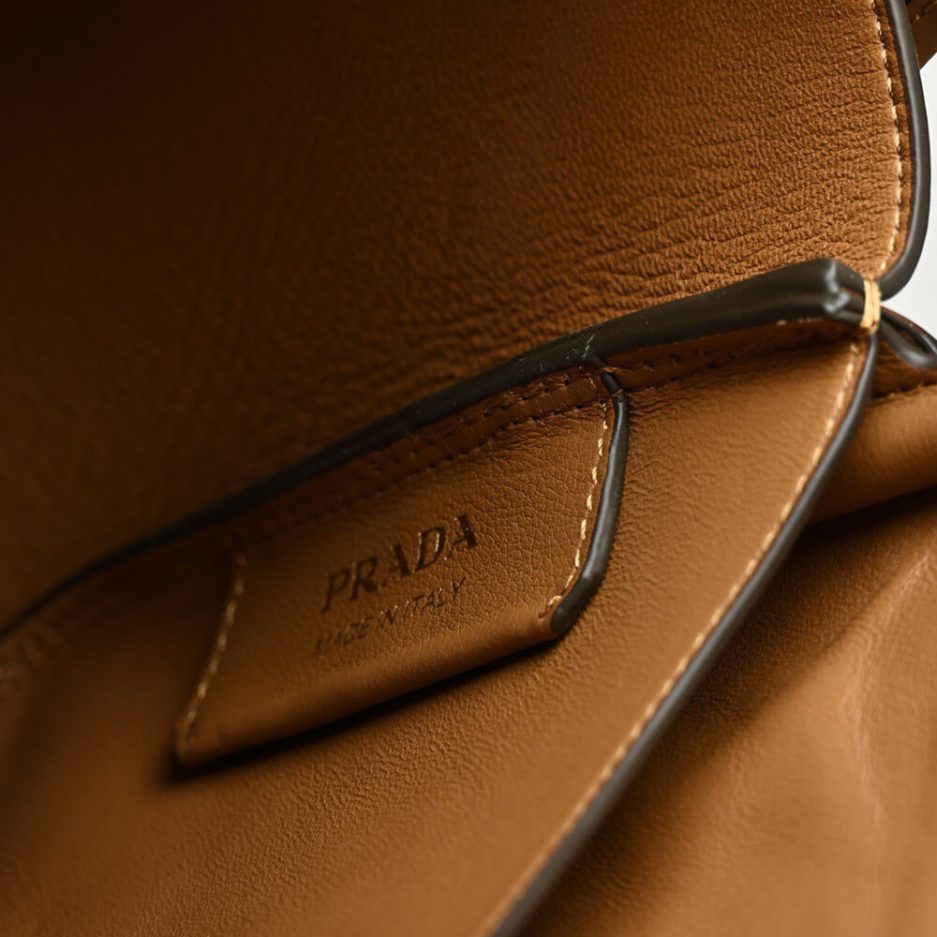 Pra*a medium leather handbag
