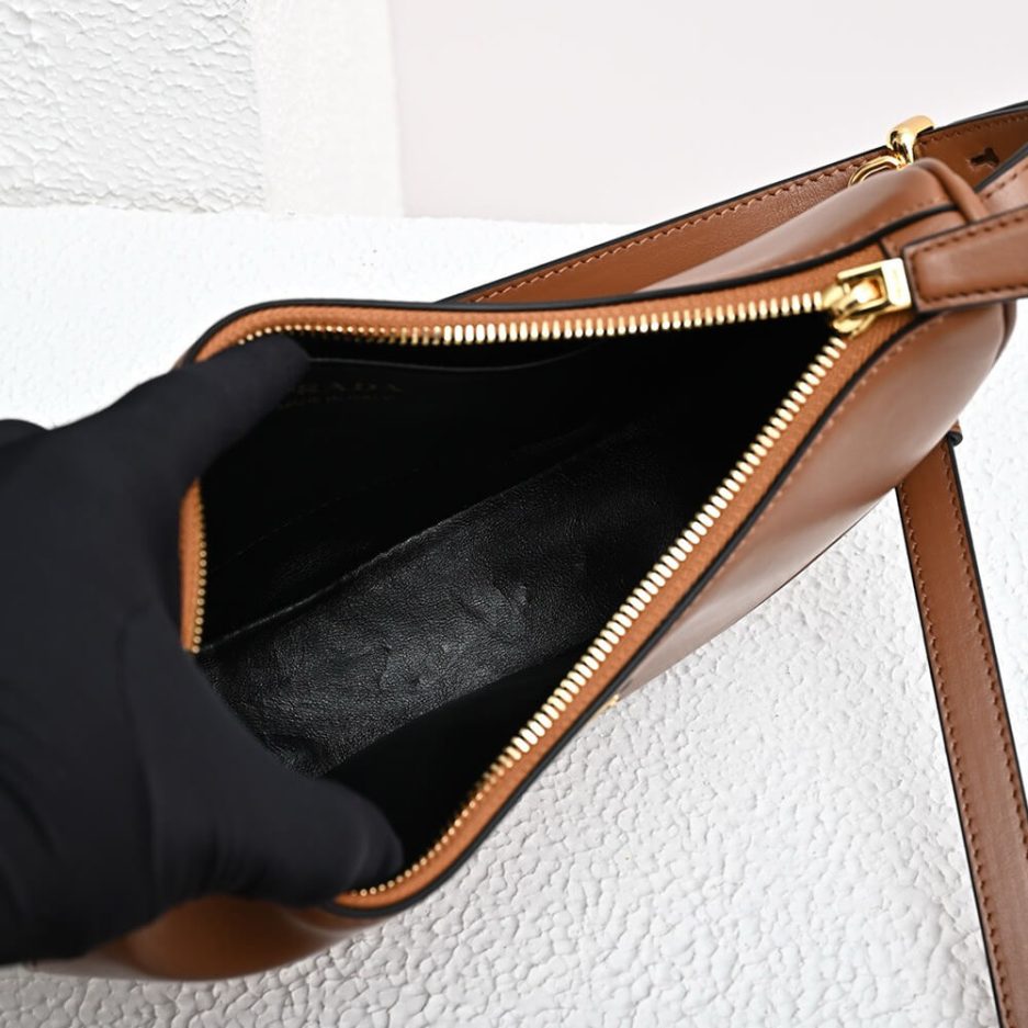 Pra*a arque leather shoulder bag