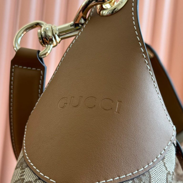 G*u*i b medium shoulder bag